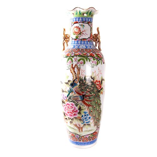 Jarrón. Siglo XX. Estilo Oriental. Elaborado en semi porcelana policromada y esmaltada. Decorado con pavoreales y motivos flores.