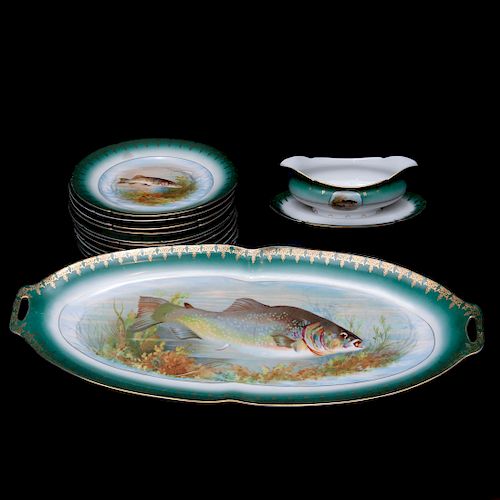 Servicio para pescado. Austria, siglo XX. Elaborado en porcelana Imperial, acabado brillante. Decorada con peces. Piezas: 13