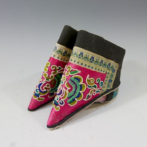 ANTIQUE CHINESE SILK WOMENS BIND FEET SHOES - QING DYNASTY