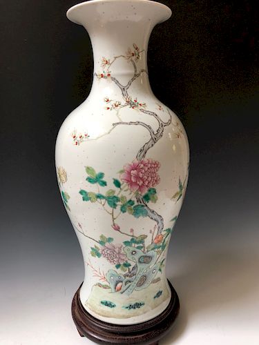 A CHINESE ANTIQUE FAMILL ROSE PORCELAIN VASE