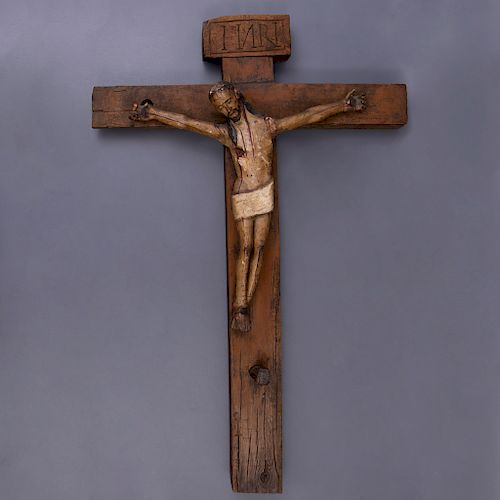 Crucifijo. Siglo XX. En talla de madera. Con cruz de madera. Con inscripción "INRI".
