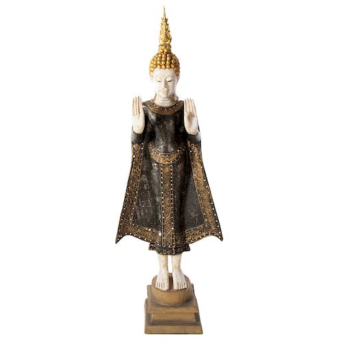 Escultura del Príncipe Siddharta Gautama (Buda). Siglo XX. Elaborada en madera policromada. Con base de madera dorada.