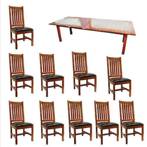 Comedor. Estados Unidos. Siglo XX. En talla de madera de cerezo. Marca Vermont Furniture Designs. Consta de: mesa y 10 sillas.