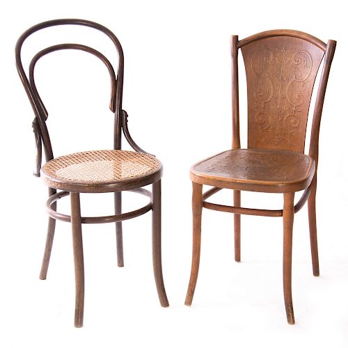Lote de 2 sillas. Siglo XX. En talla de madera. Una con asiento de bejuco. Respaldos mixtilíneos y soportes semicurvos.