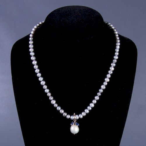 Collar de un hilo y pendiente. Elaborado con perlas cultivadas color gris. Peso: 28.5g.