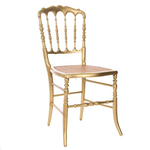 Silla. SXX. En talla de madera dorada. Con respaldo mixtilíneo con barandillas, asiento en bejuco, chambrana de caja y soportes lisos.