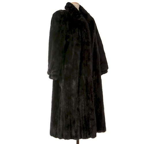 Abrigo largo. Estados Unidos. Siglo XX. Marca Charles Klein. Elaborado en piel de mink color negro. Talla aproximada mediana.