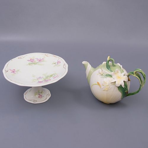 Tetera y plato pastelero. China e Inglaterra. Siglo XX. Elaborados en porcelana. Decorados con elementos florales y fitomorfos.