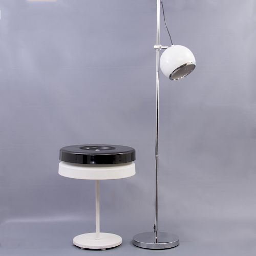Lote de 2 lámparas. Siglo XX. Estilo Bauhaus. Elaboradas en acero y metal. Electrificadas para una y 4 luces.