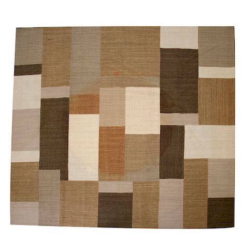 Alfombra. Siglo XX. Estilo patchwork. Elaborada en fibras de lana y algodón. Colores marrón y beige.