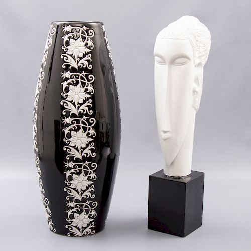 Jarrón y cabeza de mujer. Siglo XX. Elaborados en cerámica y escultura, en pasta. Escultura con base de madera.