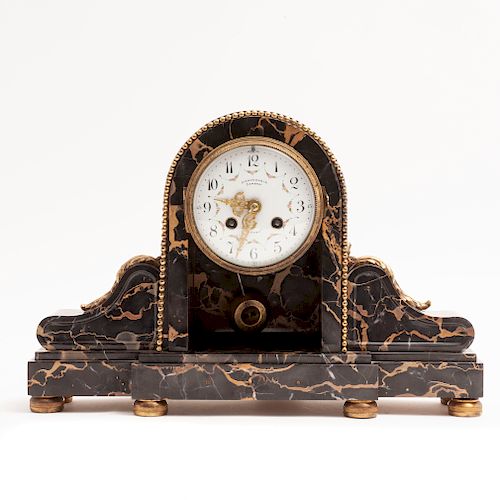 Reloj de chimenea. Francia, principios del siglo XX. Marca Just. C.H. Paris. Elaborado en mármol negro. Con aplicaciones de bronce.