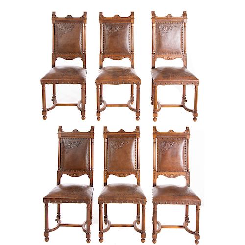 Lote de 6 sillas. Francia. Siglo XX. Estilo Enrique II. En talla de madera de nogal. Con tapicerÌa de piel color marrÛn.