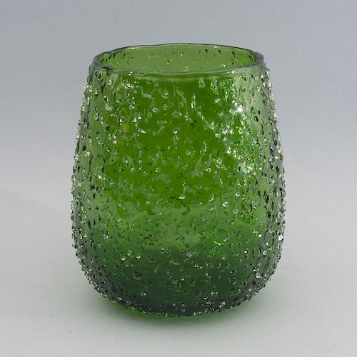 Jarrón. Años 80. Elaborado en vidrio Villeroy & Boch. En acabado texturizado en color verde.