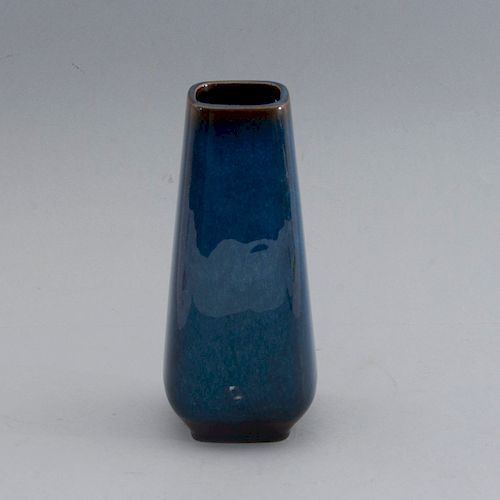 Violetero. Suecia, siglo XX. Elaborado en cerámica Gustavberg, acabado brillante. Con degradados en color azul y café.