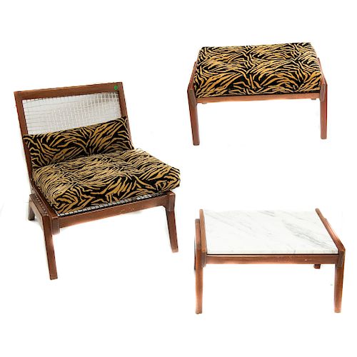 Clara Porset. Años 50. Juego de sillón, taburete y mesa lateral. Estructura de madera de cedro y pino. Piezas: 3