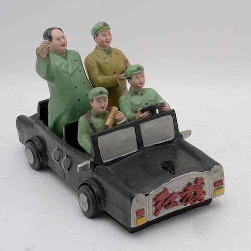 Mao Zedong al 10° año de la República Popular China, con guardia armado con Kalashnikov y Lin Biao con el Libro Rojo. China, años 50.