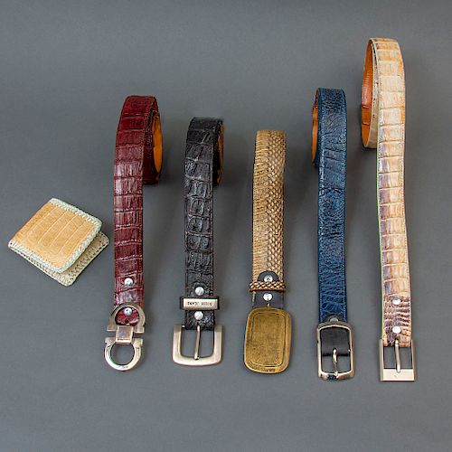 Lote de 5 cinturones y cartera. México. Siglo XX. Elaborados en piel de cocodrilo. Diferentes diseños, colores y tallas.