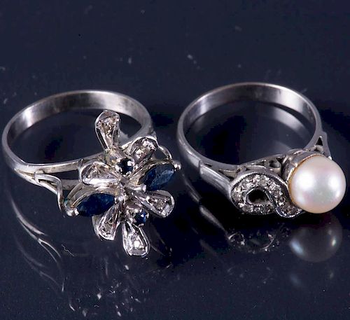 Dos anillos. Elaborados en plata paladio. Diseño de estrella. Decorados con una perla cultivada de 7mm. 4 zafiros corte marq...