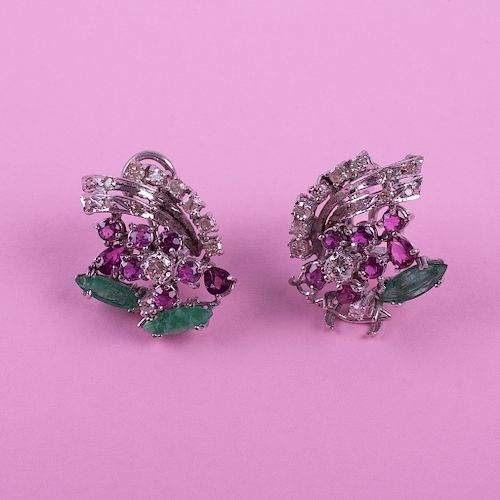 Par de aretes con rubíes, esmeraldas y diamantes en plata paladio.Diseño de racimo con flores de rubíes, hojas de esmeralda y listones.