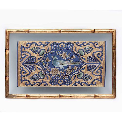 Bordado. China, siglo XX. Elaborado en tela ensedada con bordado. Decorado con ave en fondo azul, con motivos orgánicos y vegetales.