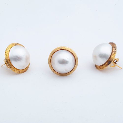 Juego de anillo y par de aretes con medias perlas en oro amarillo de 14k. Diseñados con medias perlas rodeadas por biseles t...