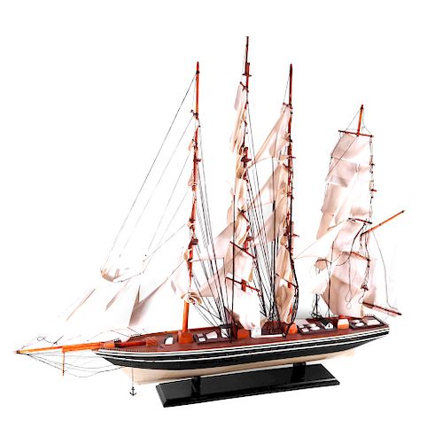Velero Clipper de 4 mastiles. Siglo XX. Elaborado en madera tallada, textil y lamina de metal.