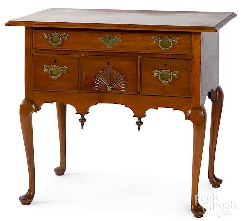 Connecticut Queen Anne walnut dressing table