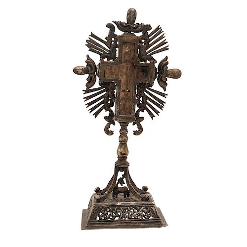 CRUZ. EUROPA DEL ESTE, CA. 1900. Plata y madera tallada. Frente: Crucifixión. Reverso: Bautismo de Cristo. 23 cm de altura.