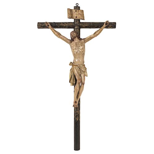 CRISTO EN LA CRUZ. MÉX., S.XIX. Madera tallada y policromada con ojos de vidrio. Cruz de madera ebonizada y detallada al oro. 61 x 33cm