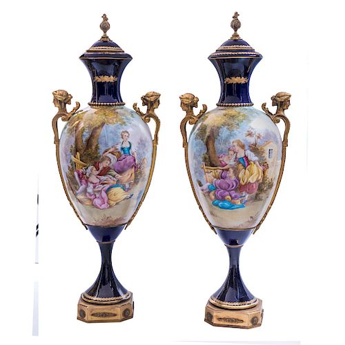PAR DE TIBORES. FRANCIA, S.XIX. Porcelana tipo SÈVRES, con aplicaciones de bronce dorado. Fondo azul cobalto. 86 cm de altura c/u.