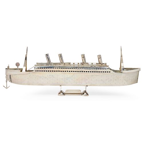 RMS TITANIC SHIP MODEL