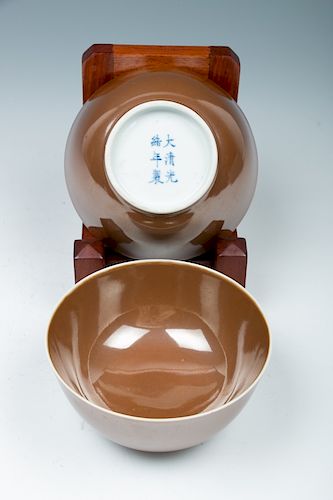 PAIR OF BROWN GLAZE BOWLS, QING	