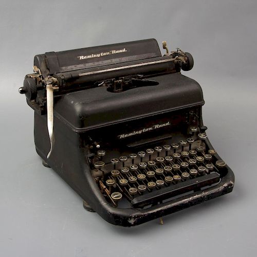 Máquina de escribir. Estados Unidos. Siglo XX. Marca Remington. Estructura de metal, color negro. Mecanismo manual.