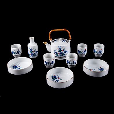 LOTE SIN RESERVA Servicio de té. Japón, siglo XX. Elaborado en porcelana, acabado brillante. Decorada con motivos florales. Piezas: 10