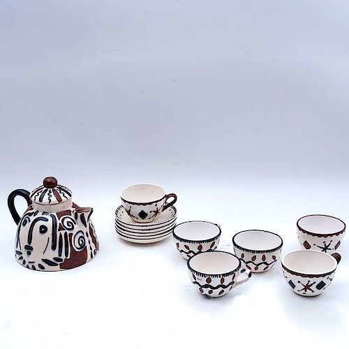 Eric Ledoux (París, Francia, 1946 -) Juego de té. Elaborado en cerámica vidriada. Firmados. Decorados con personajes. Piezas: 13