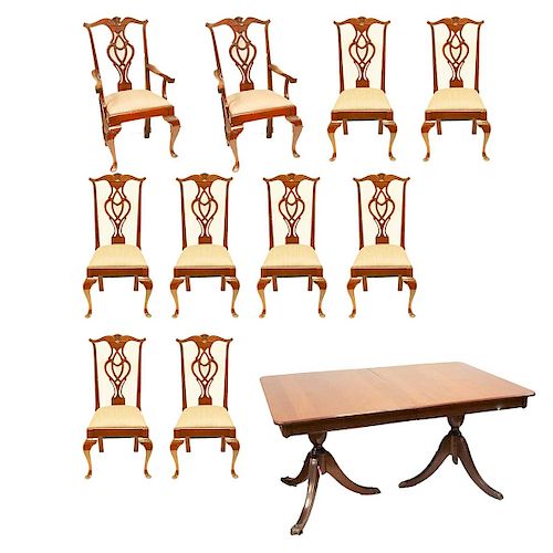 Comedor. Siglo XX. Estilo Chippendale. Elaborado en madera tallada. Consta de: 8 sillas, par de sillones y mesa rectangular. Piezas: 11