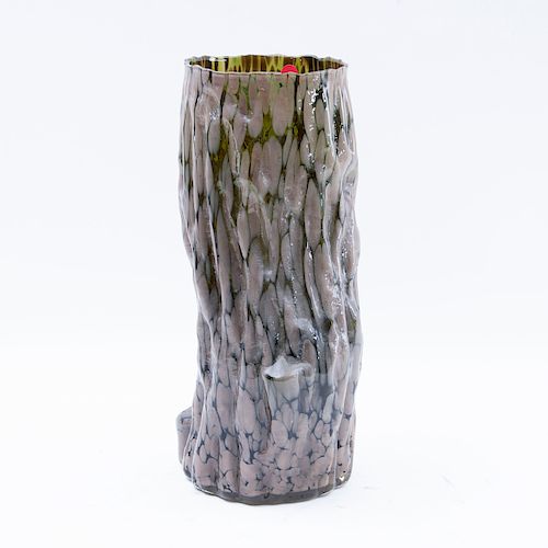Florero. Siglo XX. Elaborado en vidrio. Diseño a manera de tronco de árbol. Color marrón y verde olivo.