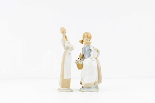 Figuras decorativas. España, siglo XX. Elaboradas en porcelana Lladró. Consta de: 2 niñas con cordero una con acabado brillante y otra.