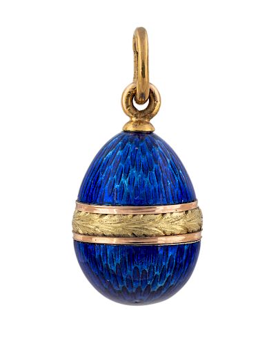 A RUSSIAN GOLD AND GUILLOCHE ENAMEL EGG PENDANT, WORKMASTER AUGUST FREDRIK HOLLMING, ST. PETERSBURG, 1899-1904