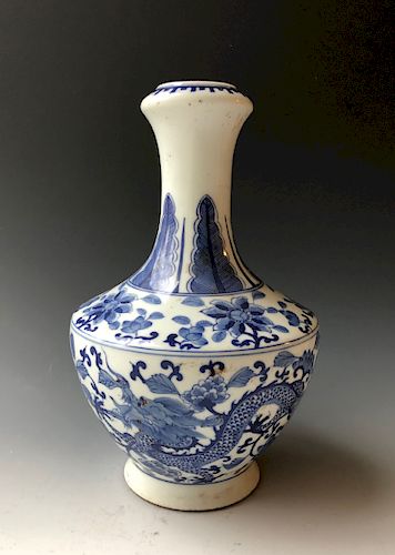 A CHINESE ANTIQUE BLUE AND WHITE VASE. MARKED, 19C