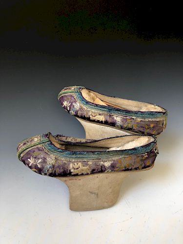 A PAIR OF CHINESE  OLD LADY SHOES          