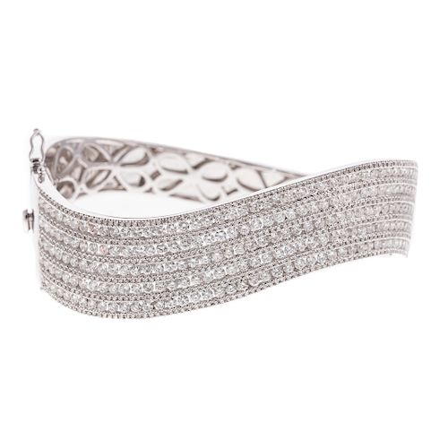 A Ladies Wave Diamond Bangle Bracelet in 18K