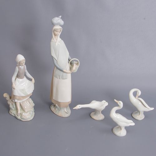 Lote de 5 figuras decorativas. España. Siglo XX. Elaboradas en porcelana Lladró. 4 acabado brillante y uno gres.