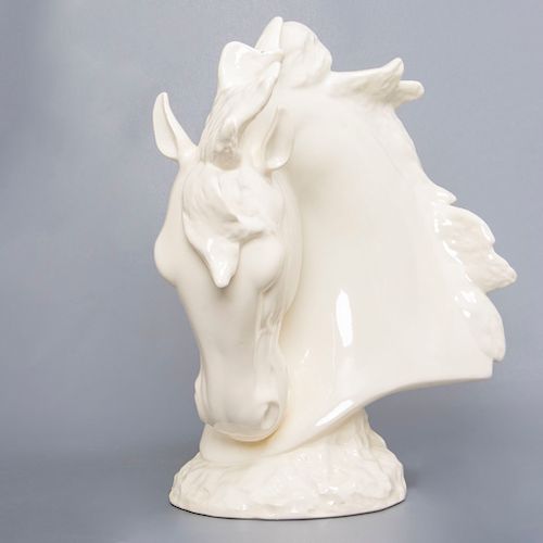 Busto de caballo. España. Siglo XX. Elaborados en cerámica Bondia. Acabado brillante.