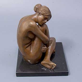 Mario Alberto Villarreal. Siglo XX. Desnudo femenino. Firmada. Fundición en bronce patinado. Con base de mármol negro.