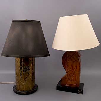 LOTE SIN RESERVA. Par de lámparas de mesa. Siglo XX. Elaboradas en metal dorado y madera. Electrificadas para una luz.
