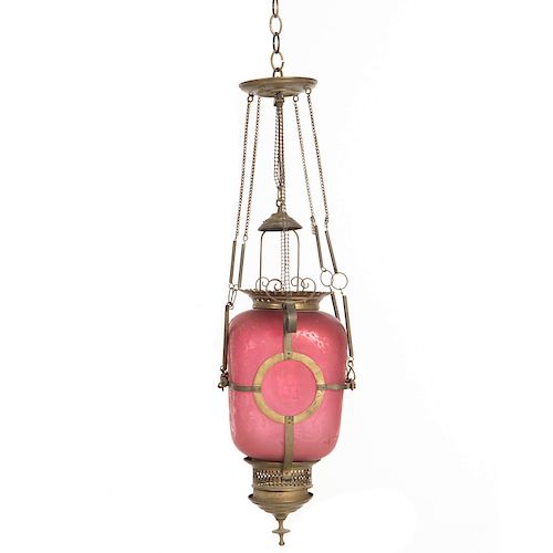 Lámpara de techo. Siglo XX. Estilo oriental. Elaborada en latón y vidrio color rosado. Decorado con elementos orgánicos y roleos.