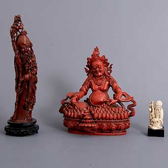 Lote de 3 figuras decorativas. Origen oriental. Siglo XX. Elaboradas en resina y una en marfilina. Consta de: 2 sabios y deidad india.