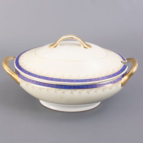 Sopera. Japón. Siglo XX. Elaborada en porcelana Hira China. Decorada con esmalte dorado, elementos vegetales y orgánicos.